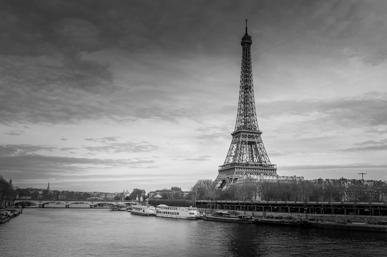 Imagen de la torre Eiffel de París donde encontrarás consignas de equipaje de Bounce