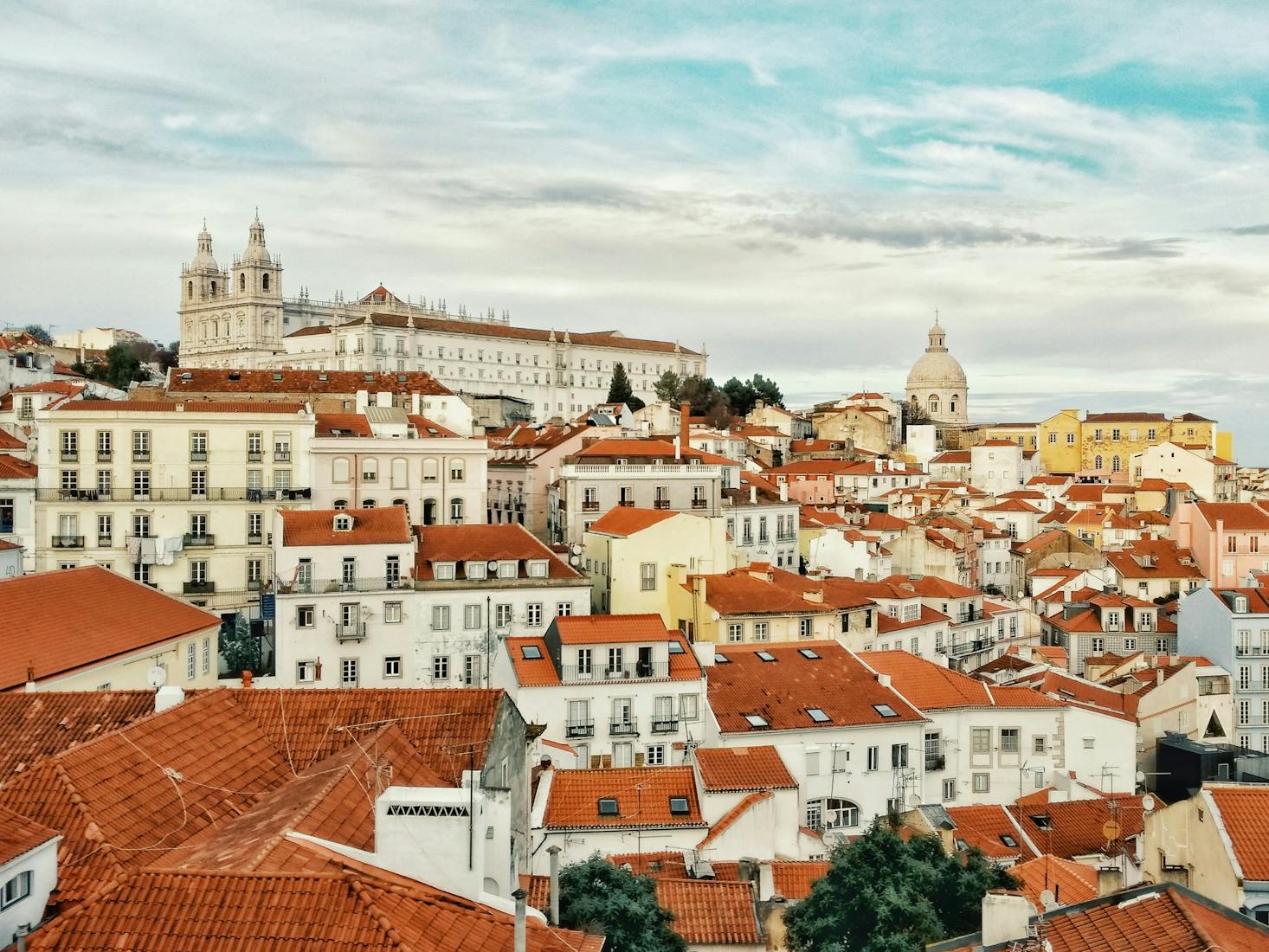 Imagen de las casas de Lisboa donde podrás encontrar varias consignas de equipaje de Bounce