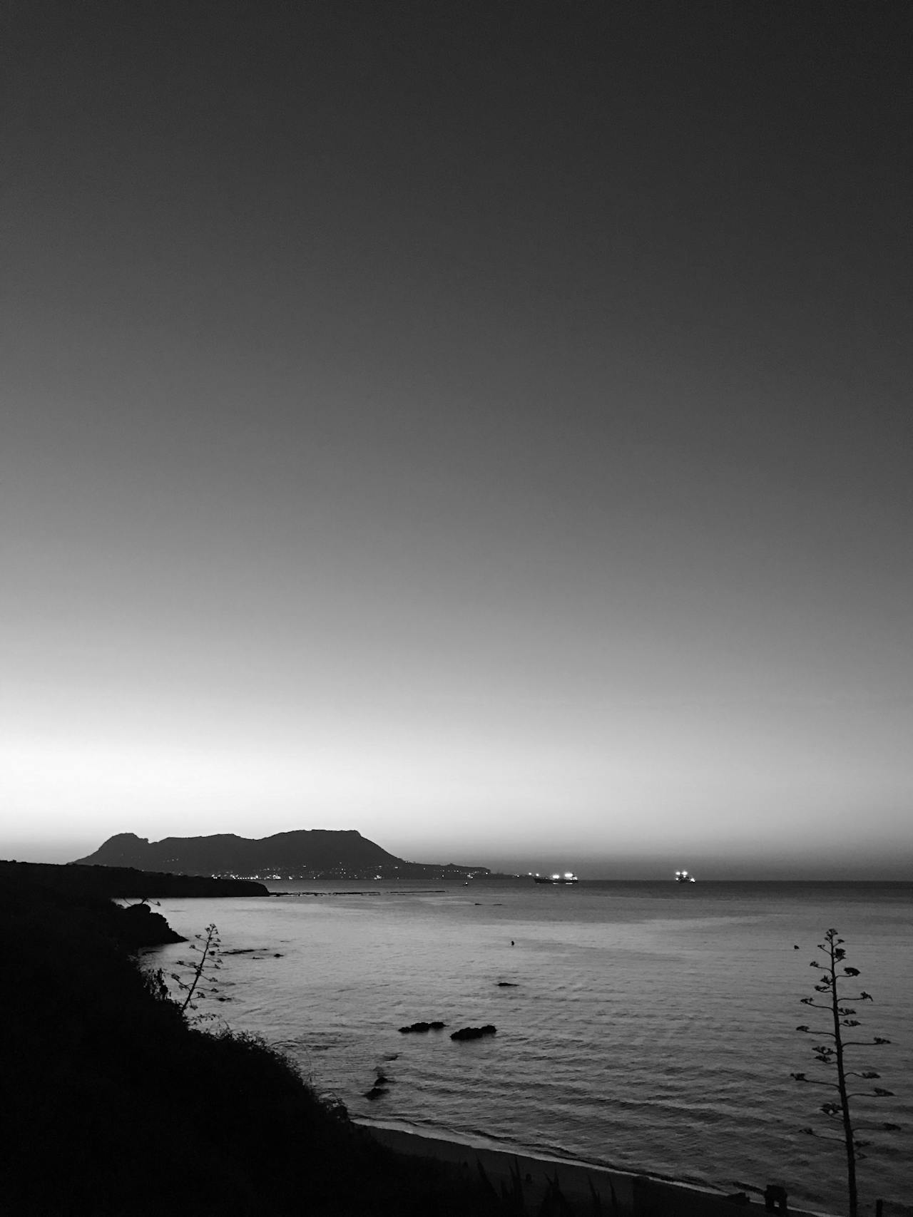 Atardecer en Algeciras junto al mar, donde podrás encontrar consignas de equipaje de Bounce