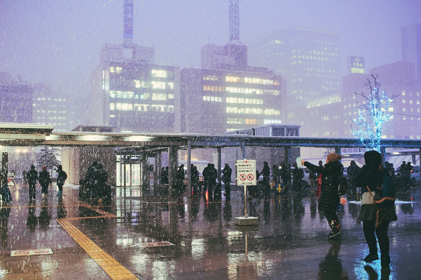 People waiting for transit connections in the snow at Sapporo Station