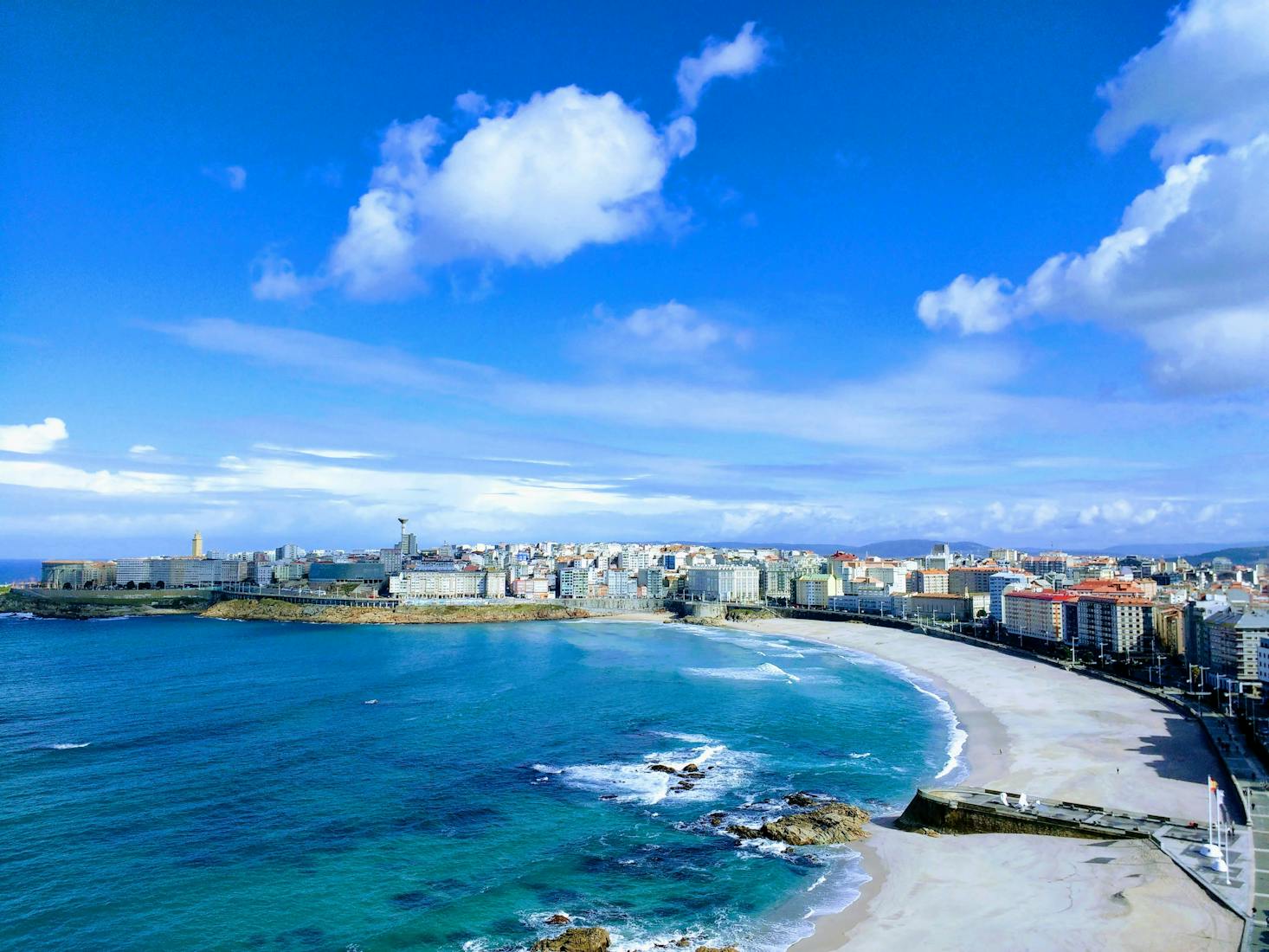 Imagen de una playa de A Coruña donde podrás encontrar consignas de Bounce cerca