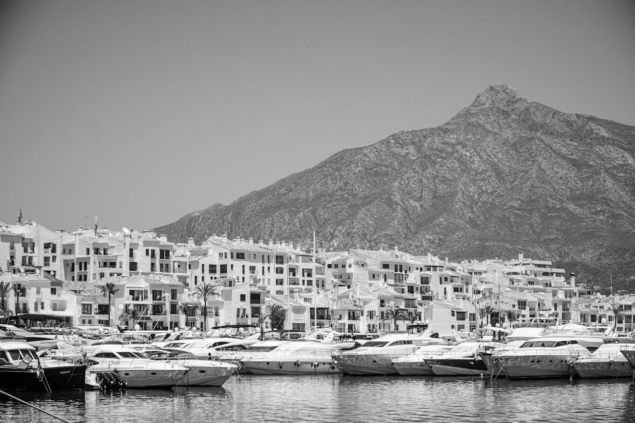 Imagen de Marbella desde el mar, ciudad donde encontrarás consignas de Bounce para dejar tus maletas y mochilas tranquilamente