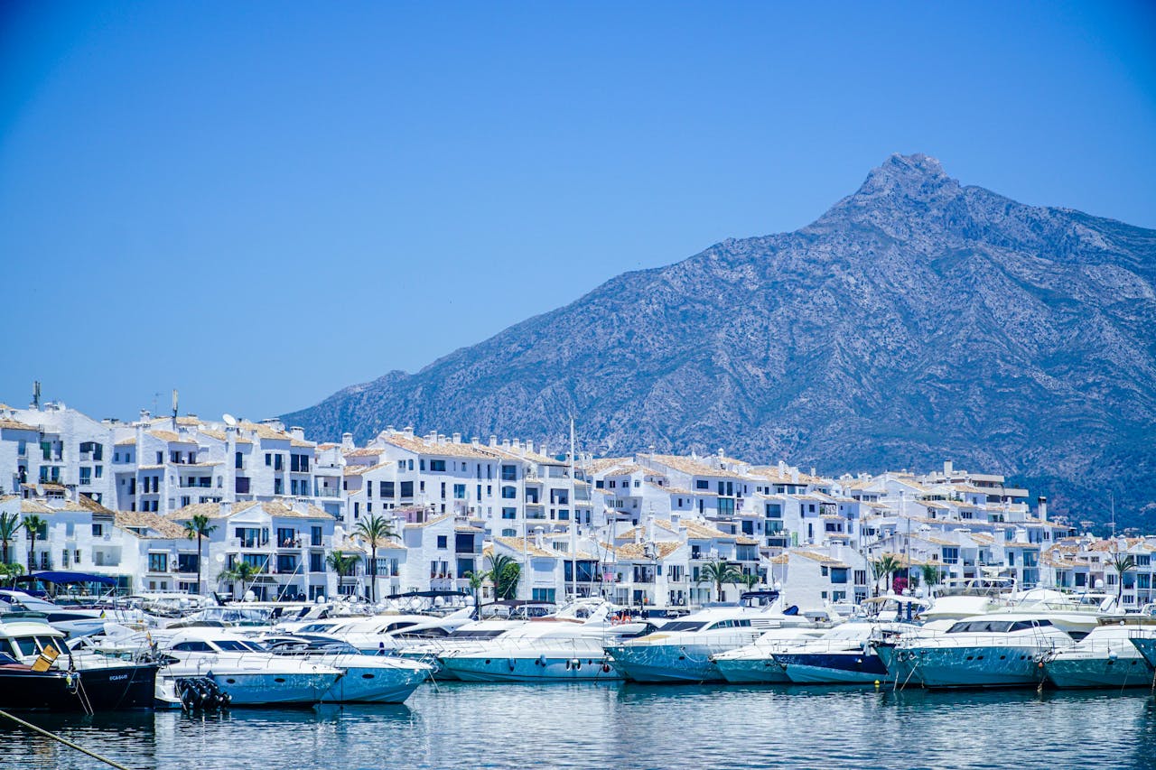 Imagen de Marbella desde el mar, ciudad donde encontrarás consignas de Bounce para dejar tus maletas y mochilas tranquilamente