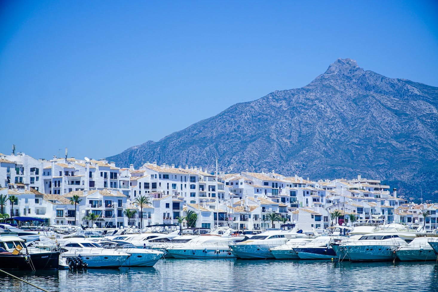 Imagen de Marbella desde el mar, ciudad donde encontrarás consignas de Bounce para dejar tus maletas y mochilas tranquilamente