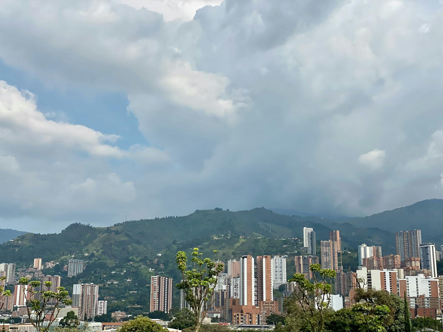 Imagen de edificios de la ciudad donde encontrarás consignas de equipaje en Envigado