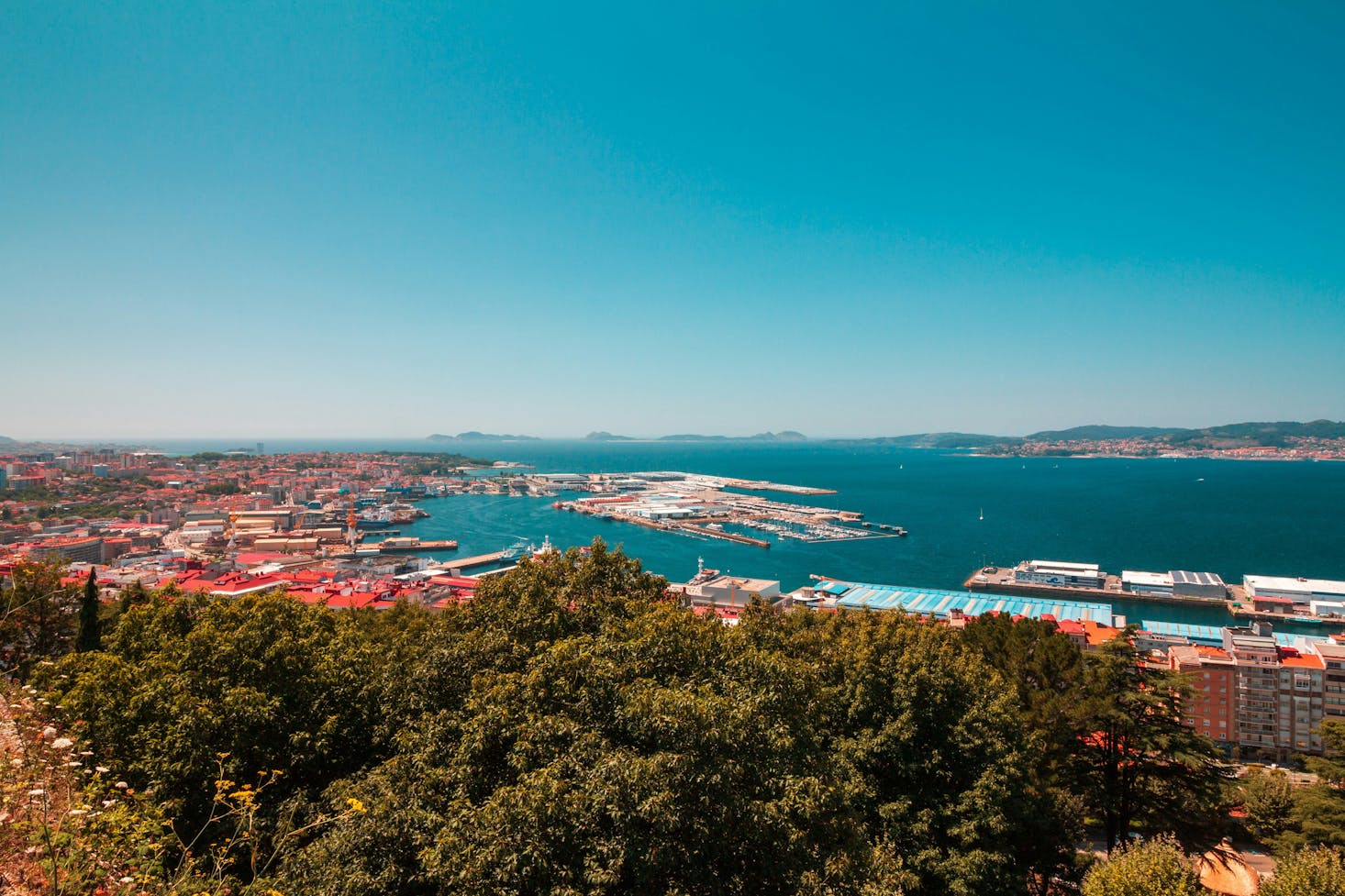 Imagen de vigo desde lo alto, ciudad donde encontrarás consignas de Bounce cerca