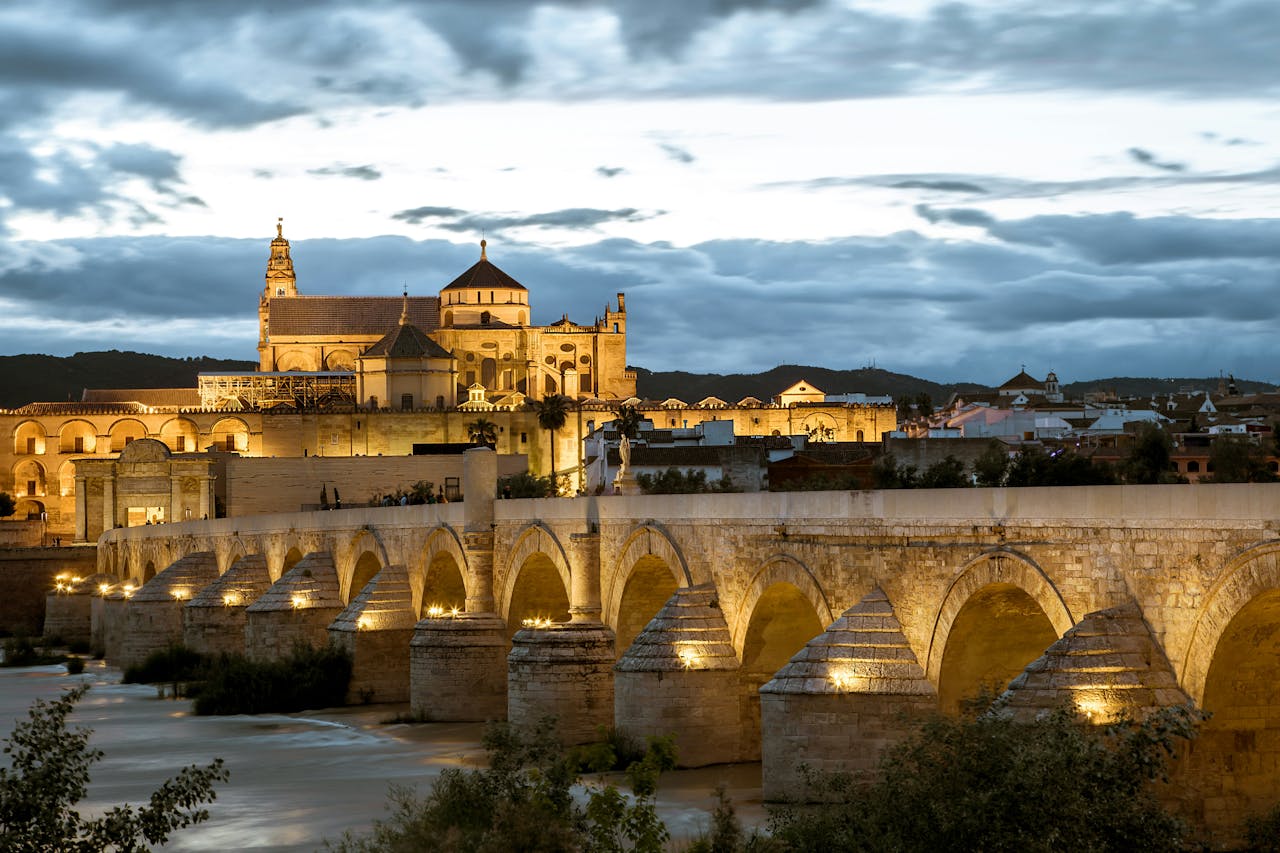 Imagen de la ciudad de Córdoba iluminada donde encontrarás consignas de equipaje de Bounce