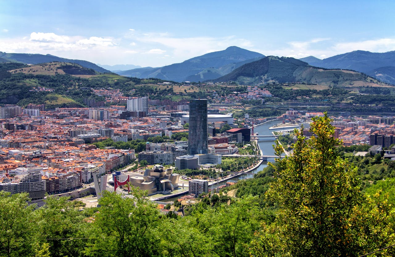 Imagen desde lo alto de Bilbao donde encontrarás consignas en la ciudad de Bilbao de Bounce