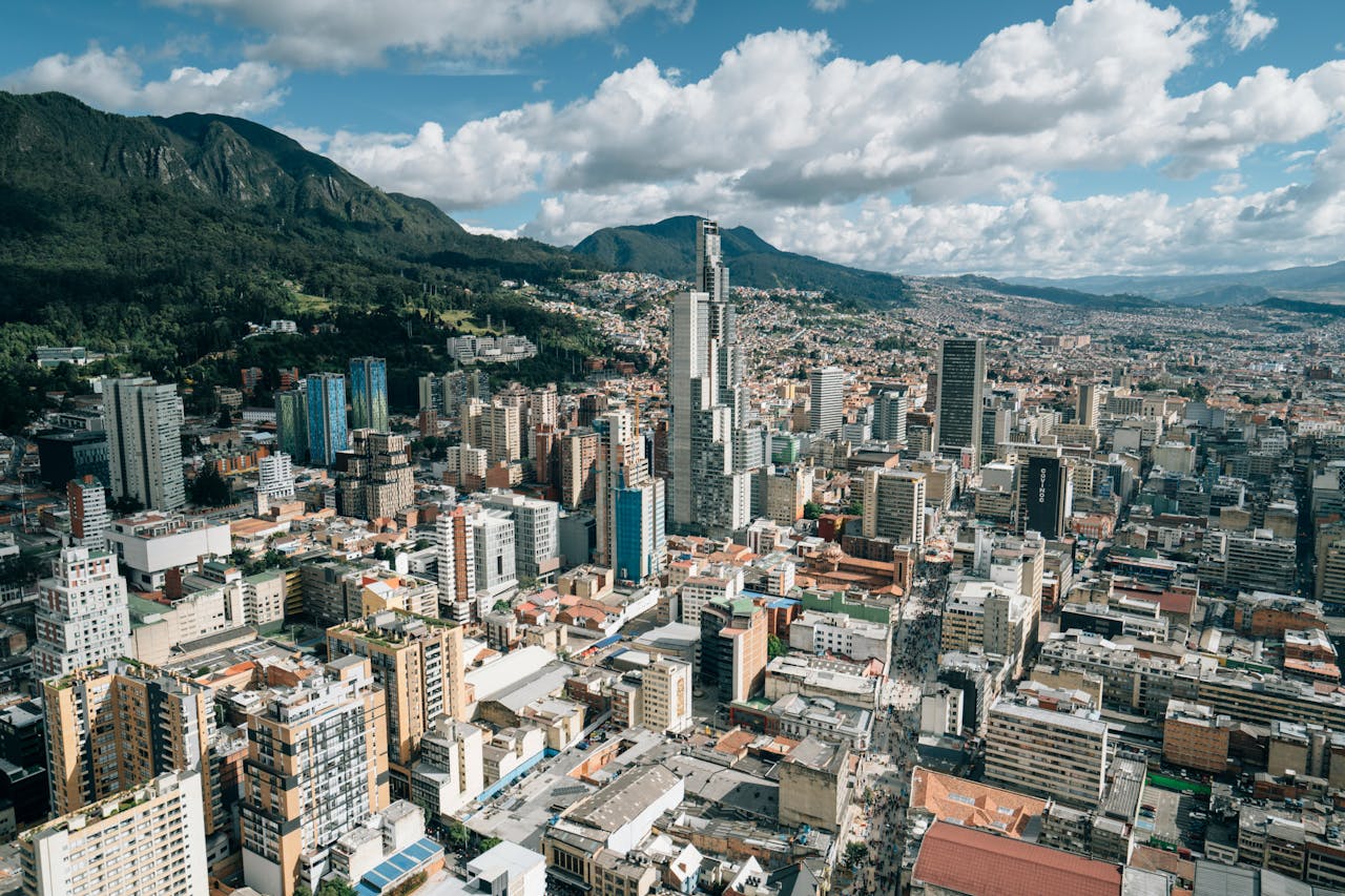 Imagen aérea de la ciudad de Bogotá donde podrás encontrar consignas de equipaje de Bounce cerca