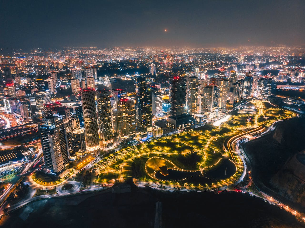 Imagen de la Ciudad de México iluminada de noche donde podrás encontrar consignas de equipaje de Bounce cerca