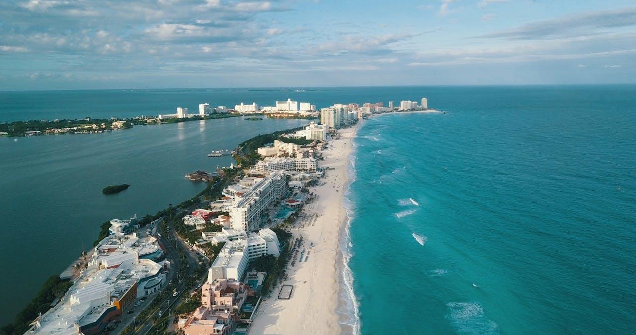 Imagen de la costa de Cancún donde encontrarás consignas de equipaje de Bounce