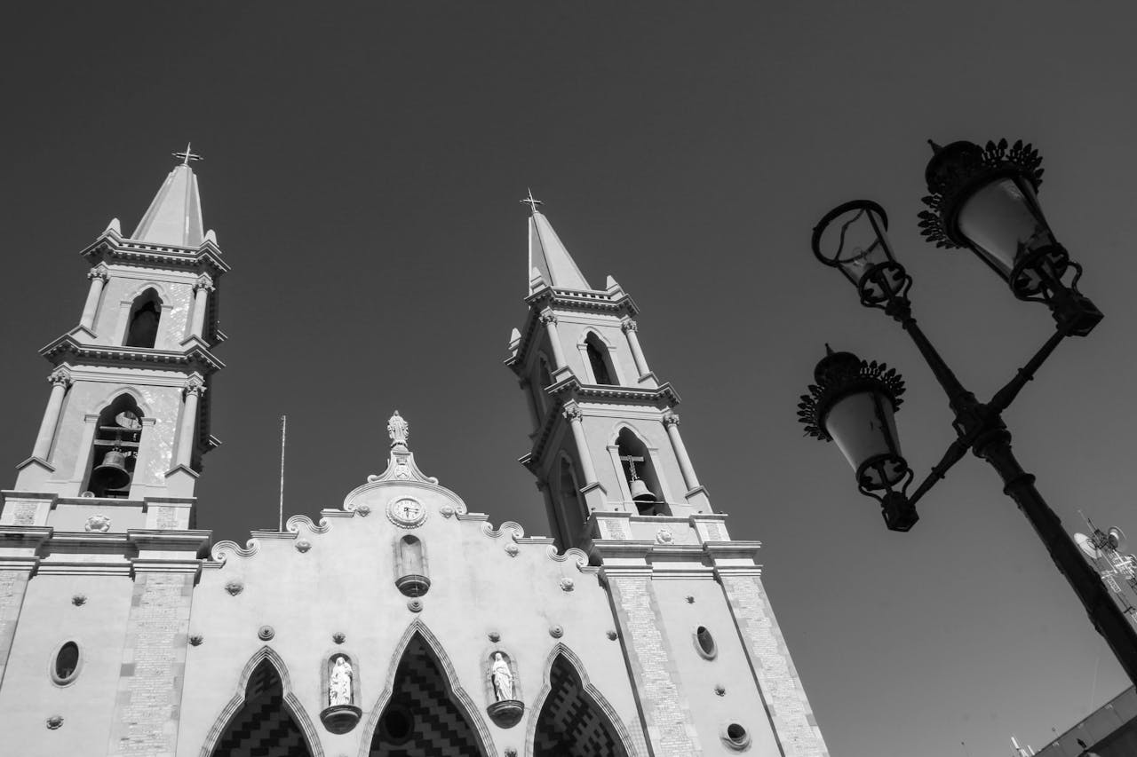 Imagen de un edificio en Mazatlán donde encontrarás consignas de Bounce cerca