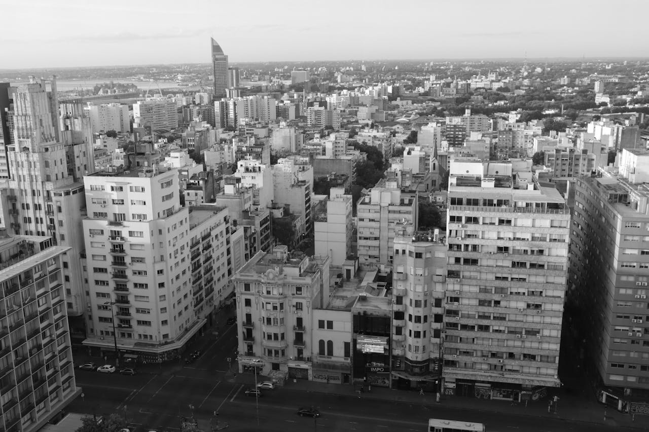 Imagen aérea de la ciudad de Montevideo donde encontrarás consignas de equipaje de Bounce por la zona