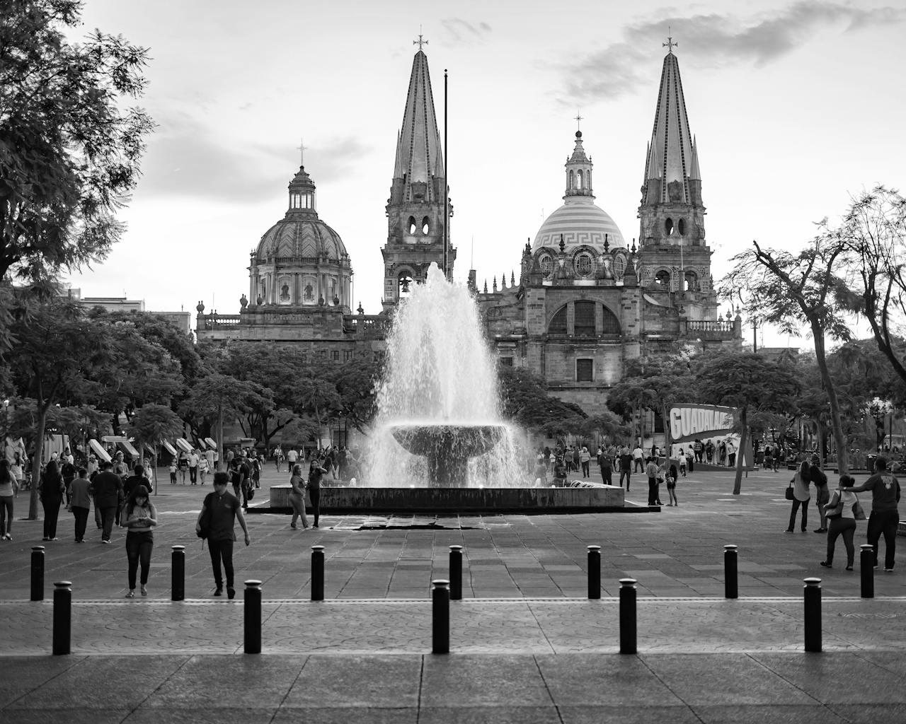 Imagen de la plaza de la liberación en Guadalajara donde encontrarás consignas de Bounce por la zona