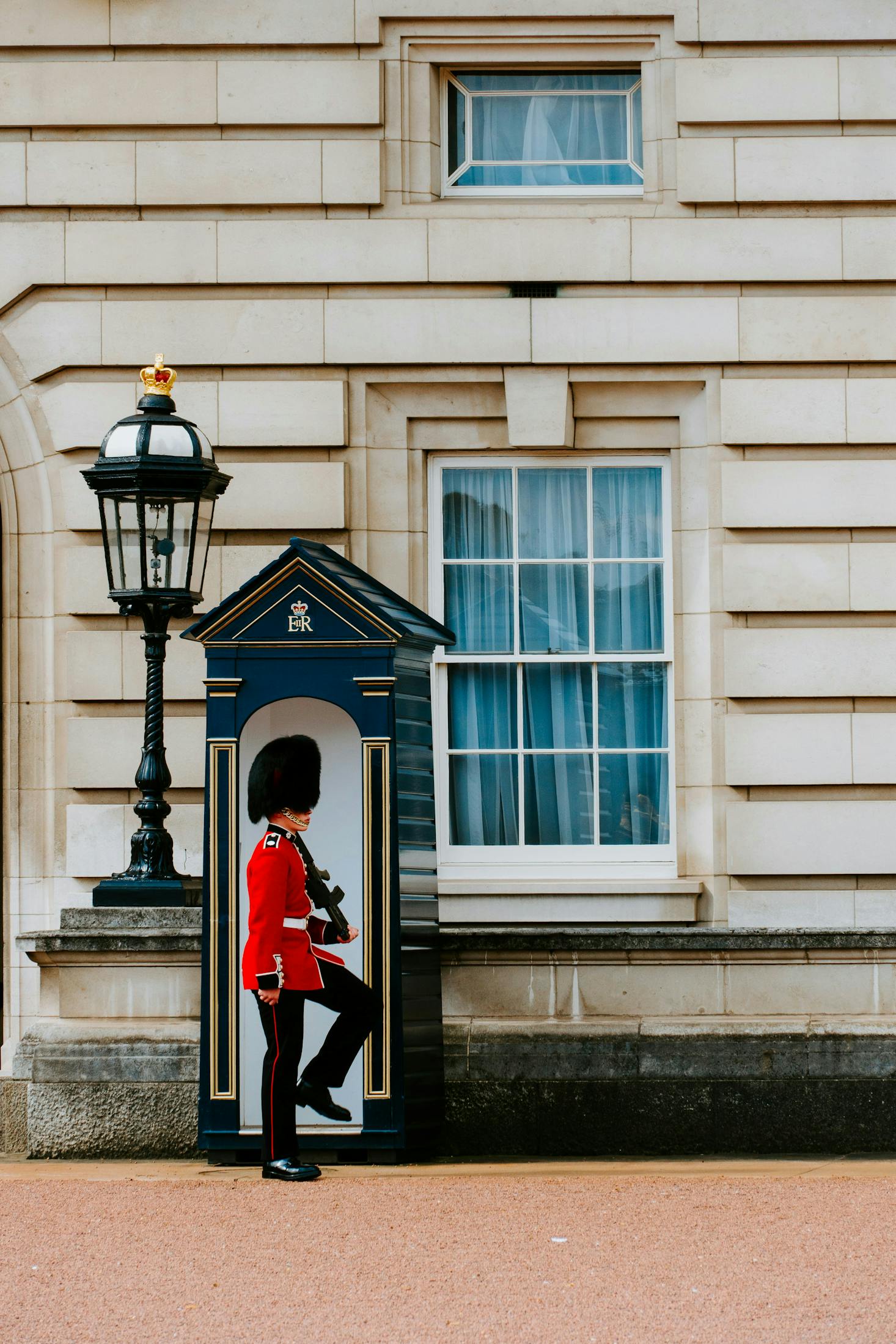 Gepäckaufbewahrung und Schließfächer am Buckingham Palace, London.