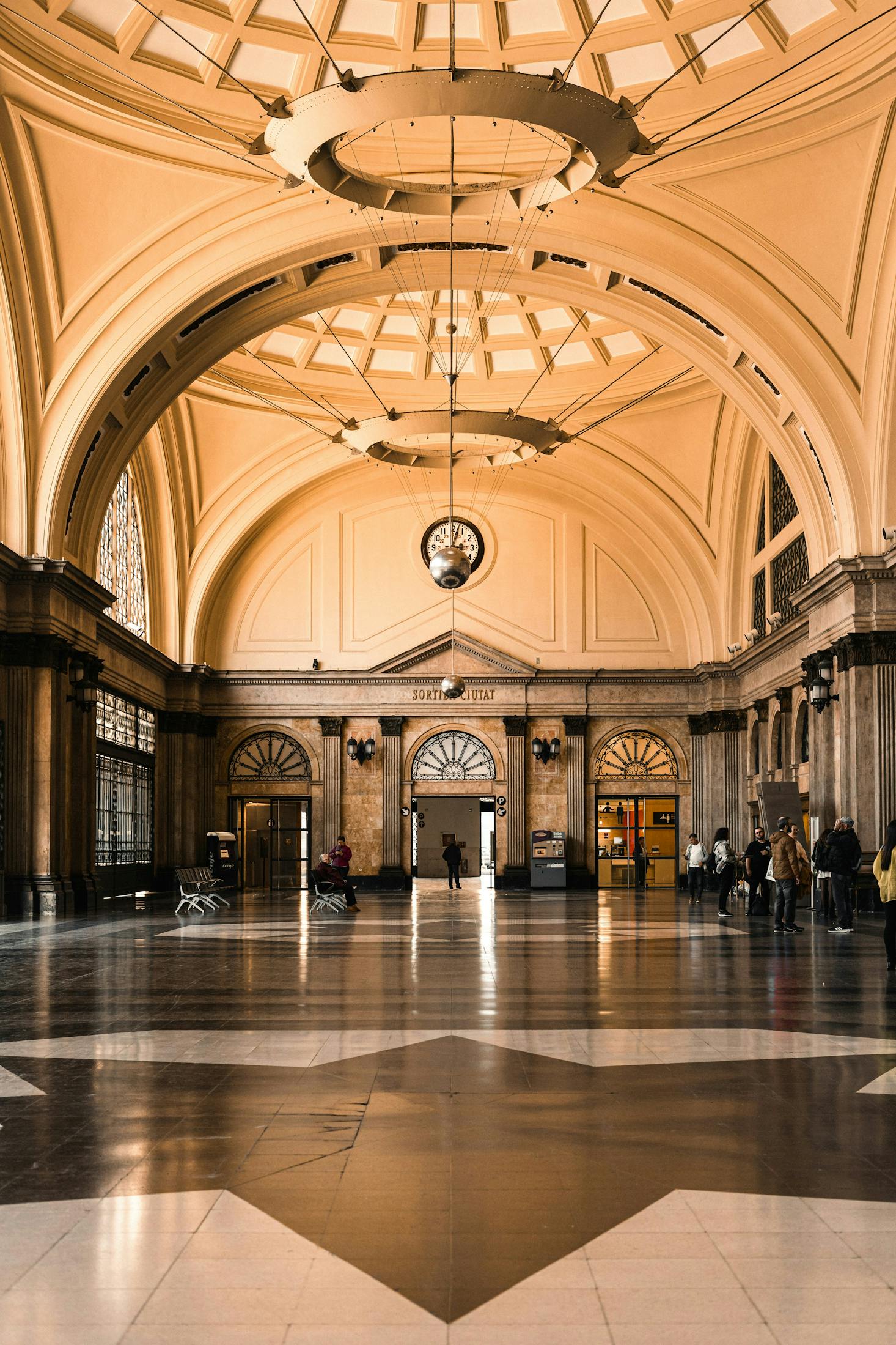 La grandiosa arquitectura se encuentra con el bullicio diario en la Estación de Sants de Barcelona.