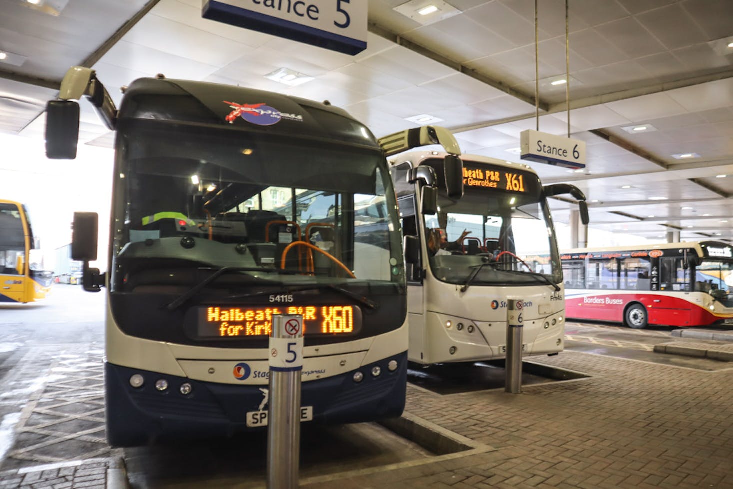 Gepäckaufbewahrung und Schließfächer am Busbahnhof in Edinburgh.