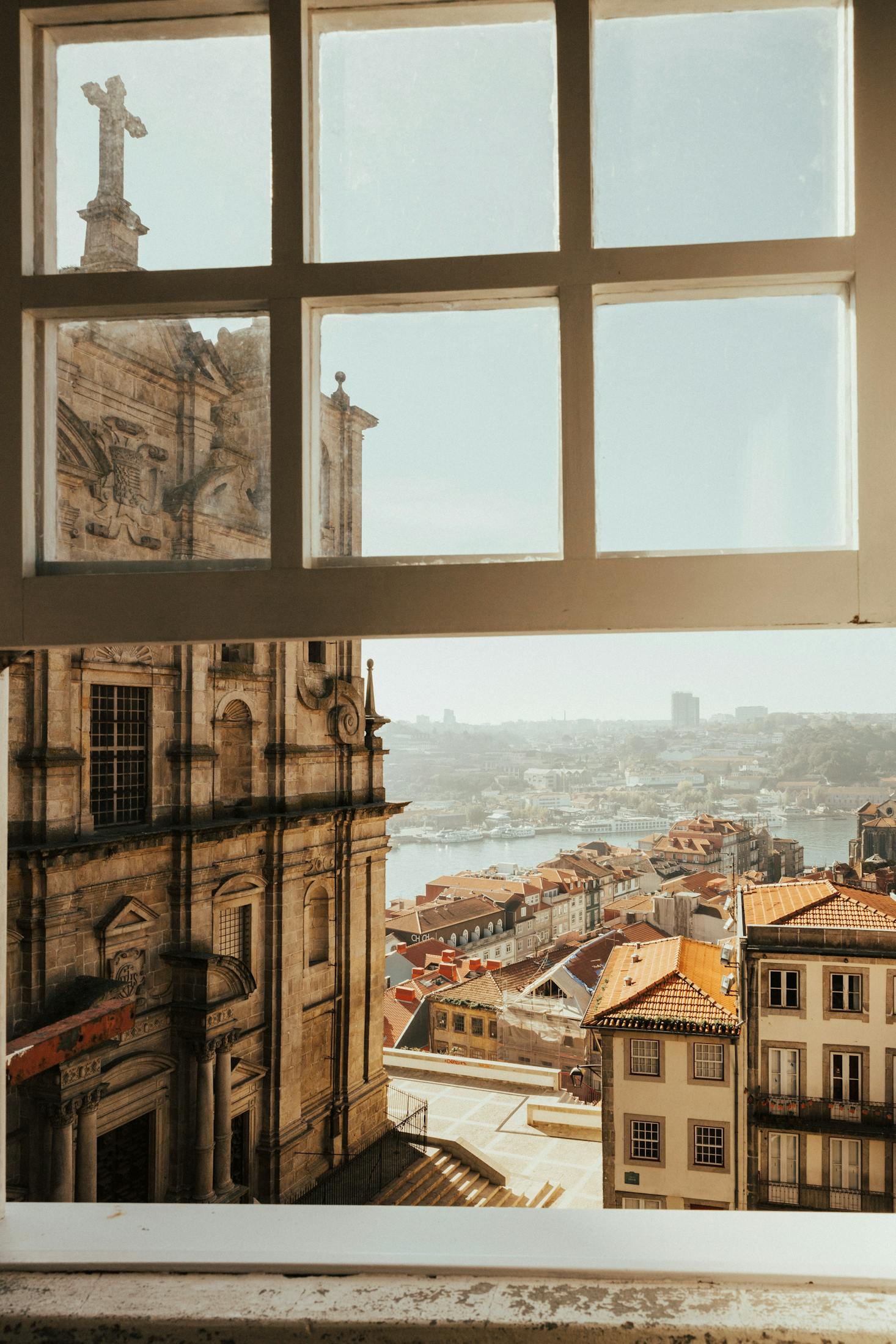 Una vista desde la ventana que captura el encanto histórico de Portugal.