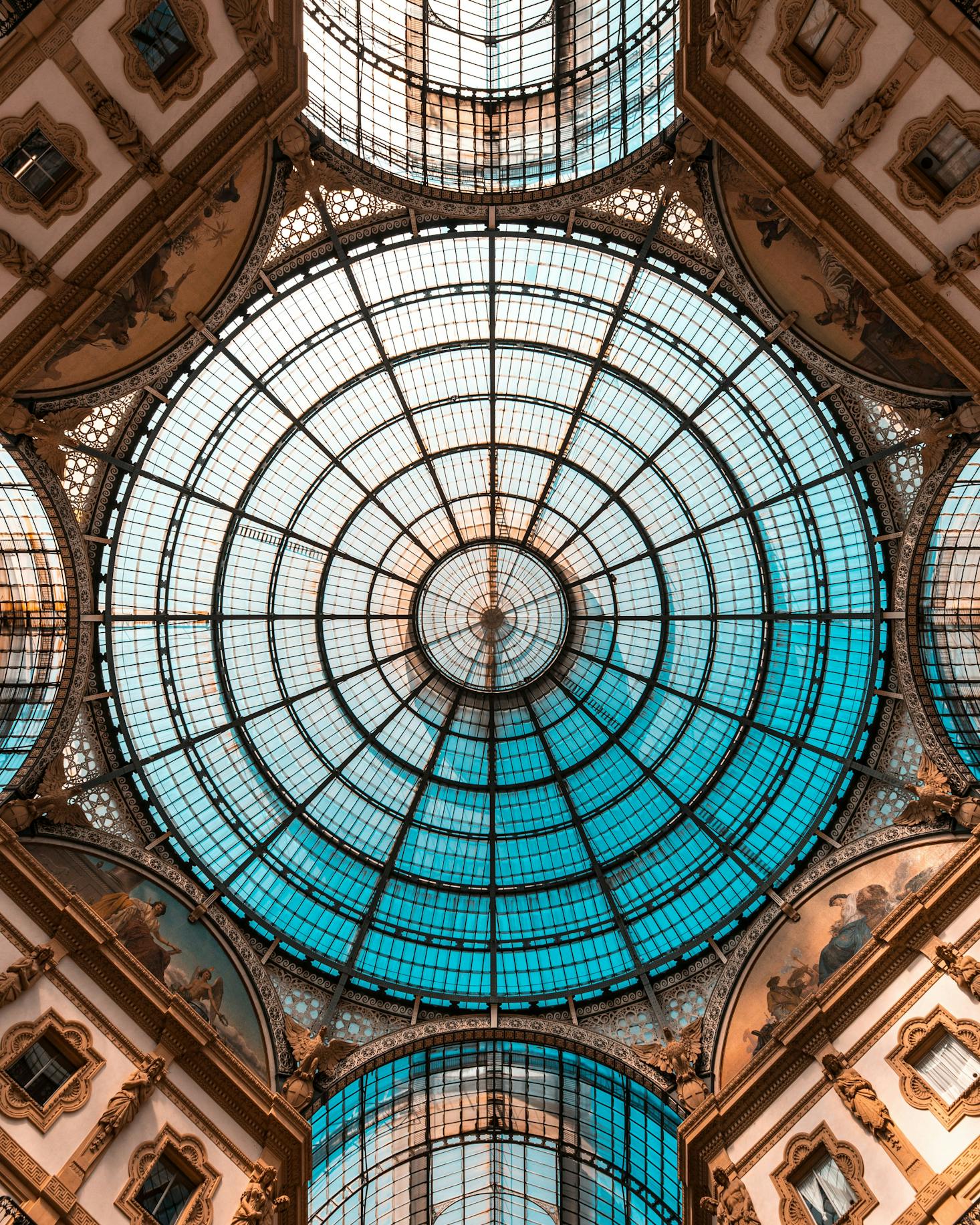 "La impresionante cúpula de vidrio de la Galleria Vittorio Emanuele II en Milán."