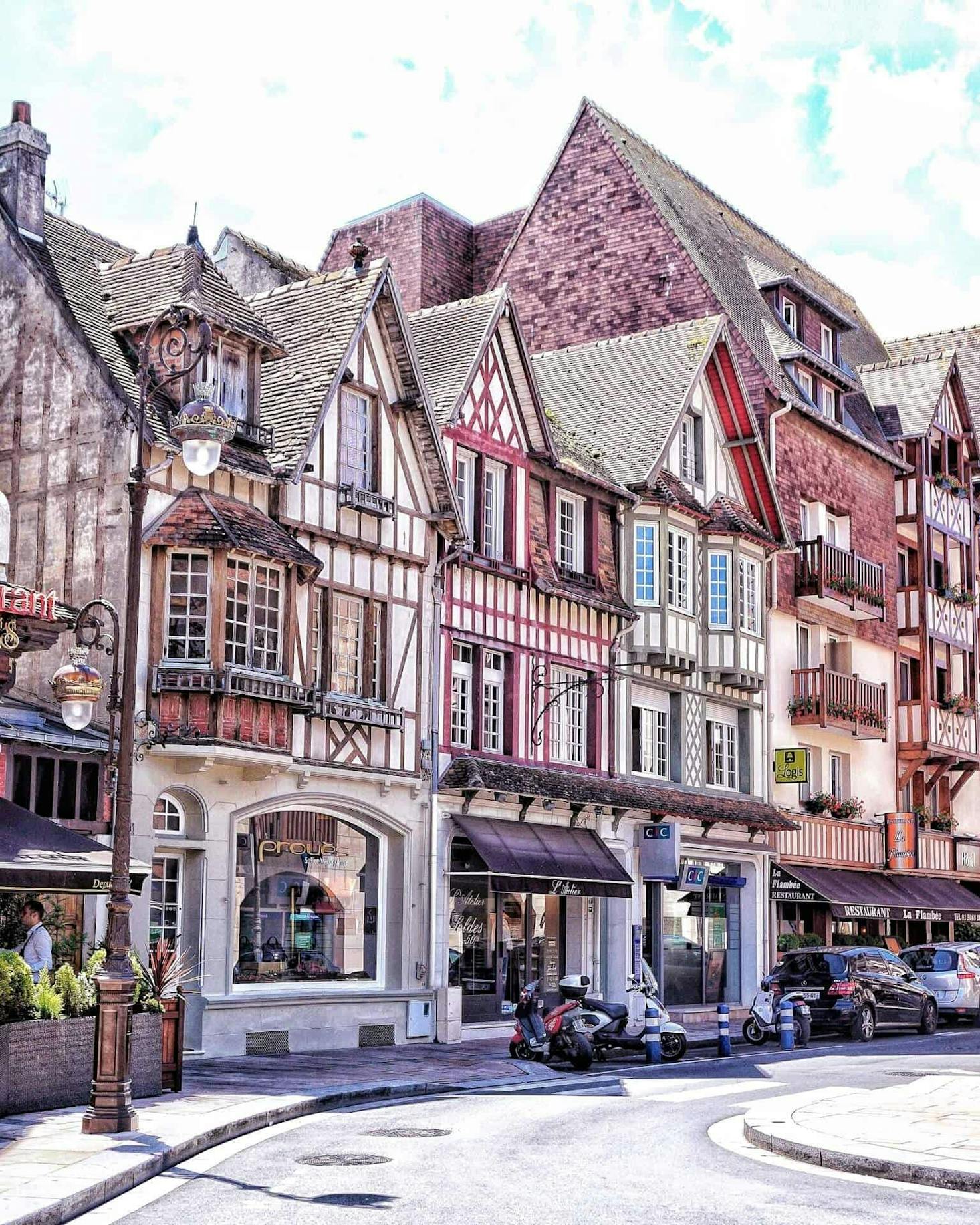 Charmantes maisons à colombages bordent une rue pittoresque à Deauville.