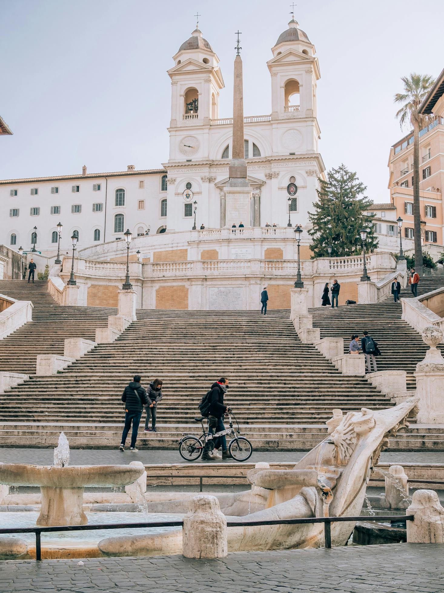 Punto di Riferimento Iconico: Visitatori che Godono della Scalinata di Trinità dei Monti a Roma