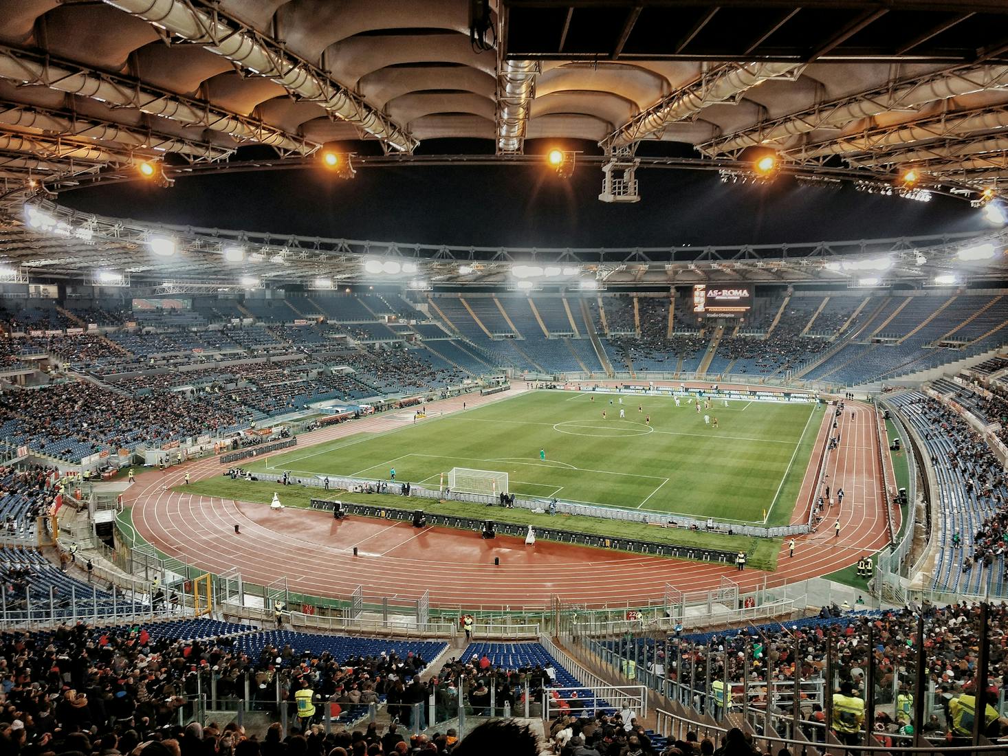 Atmosfera Elettrizzante: Una Partita di Calcio Notturna allo Stadio Olimpico di Roma