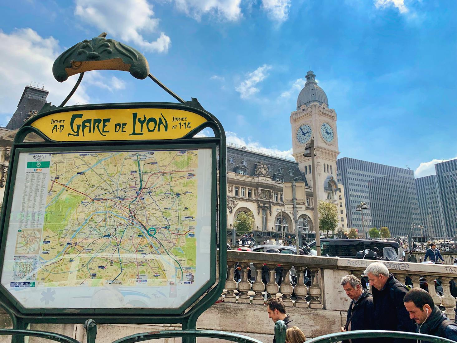 Gepäckaufbewahrung und Schließfächer am Bahnhof Gare de Lyon in Paris.