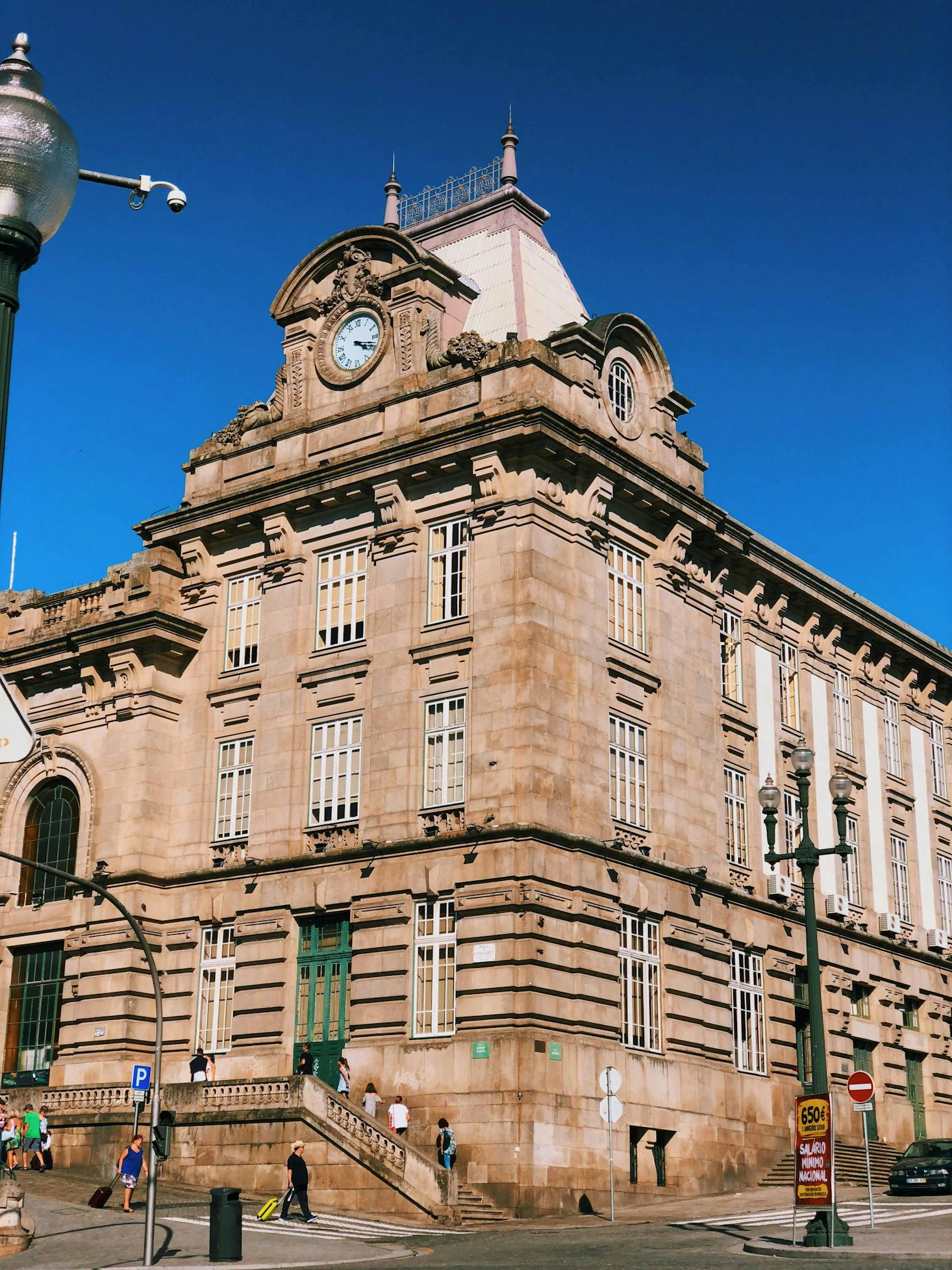 Gepäckaufbewahrung und Schließfächer am Bahnhof Sao Bento in Porto.