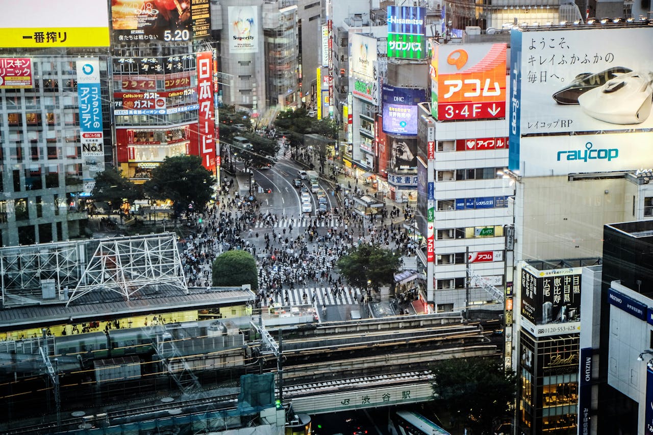 渋谷駅の交差点と立ち並ぶ商業施設のビル