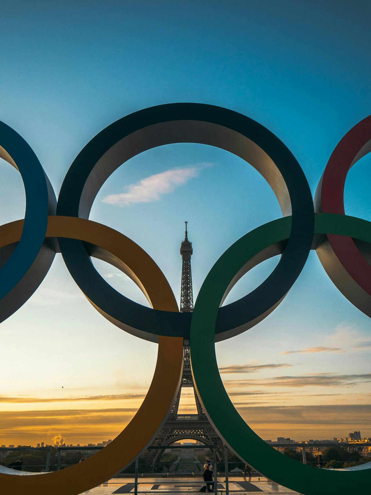 Torre Eiffel com os circulos das olimpiadas, onde se pode armazenar bagagem por perto com a Bounce