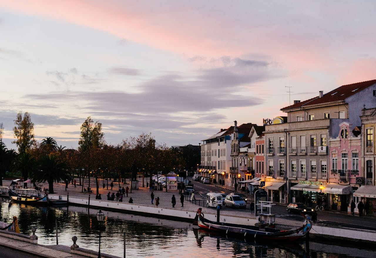 Sunset stroll by the canals of Aveiro