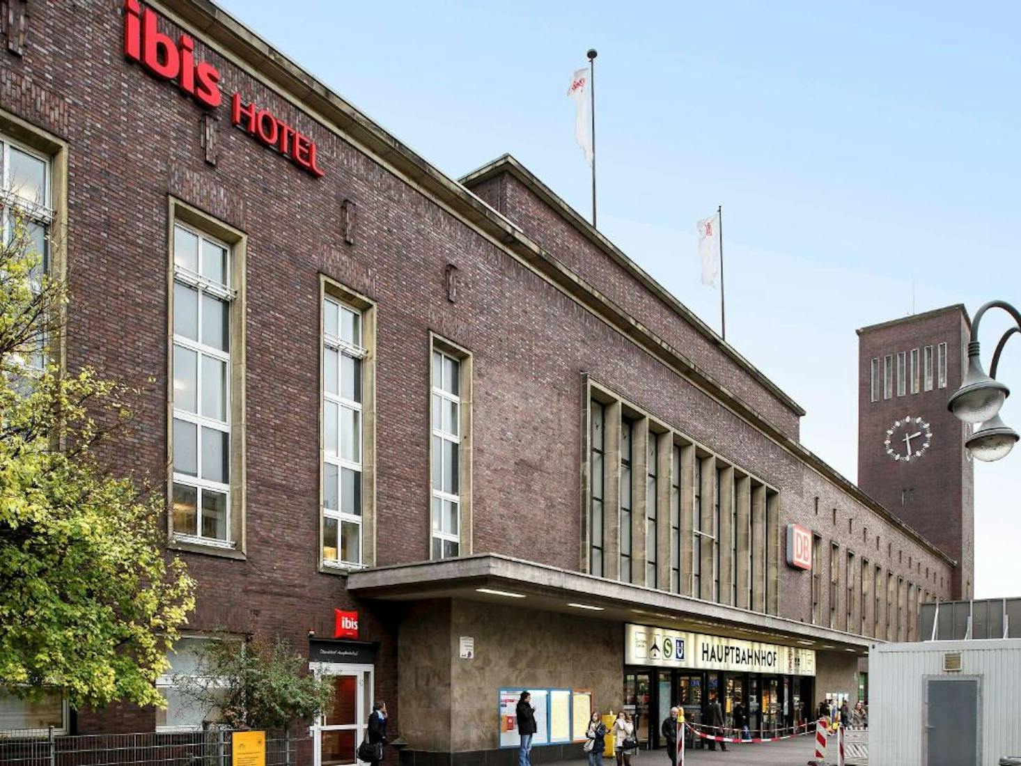 The exterior of Düsseldorf Hauptbahnhof