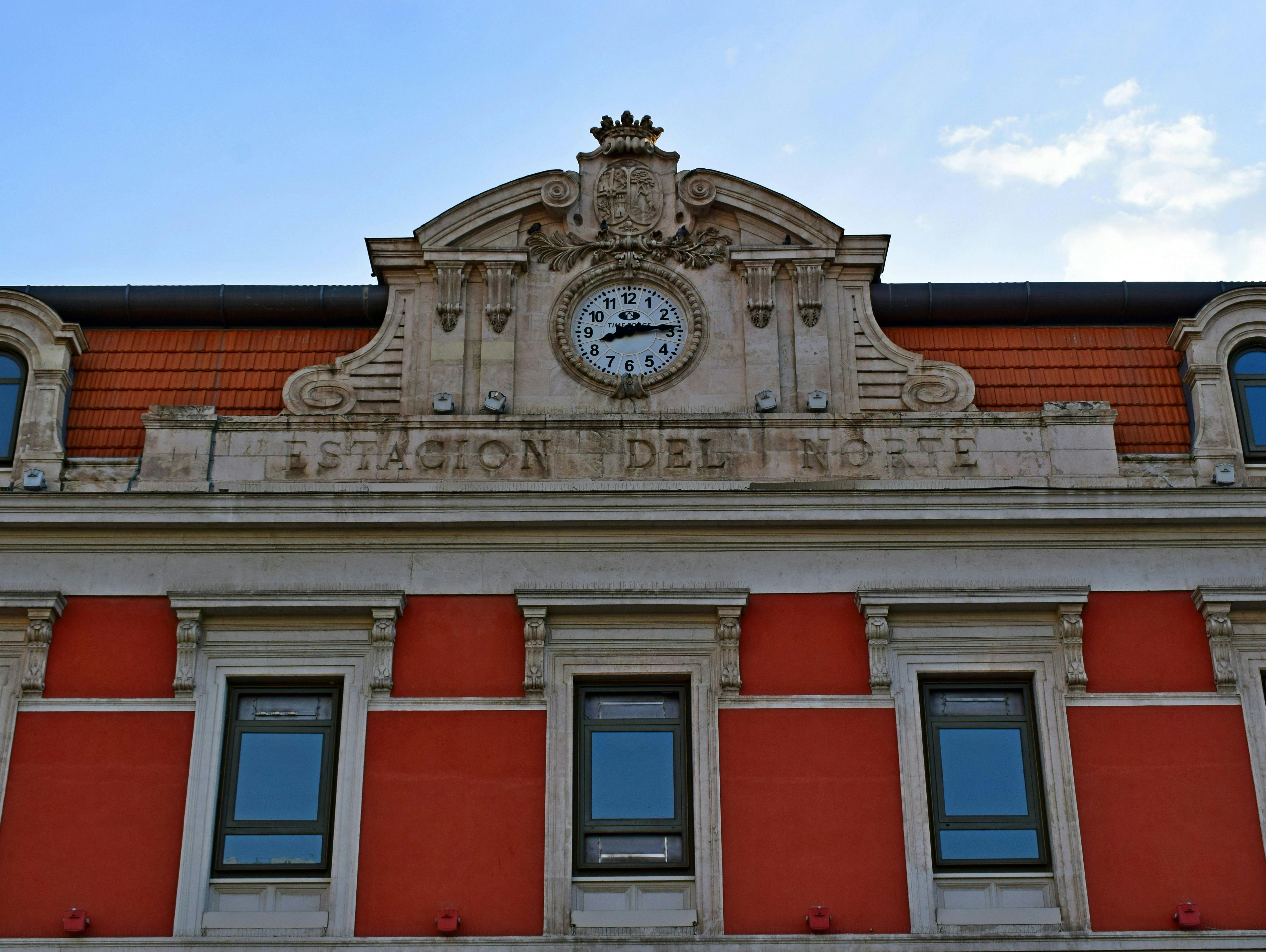 Consigna de equipaje cerca de Estación de Príncipe Pío desde 1,95