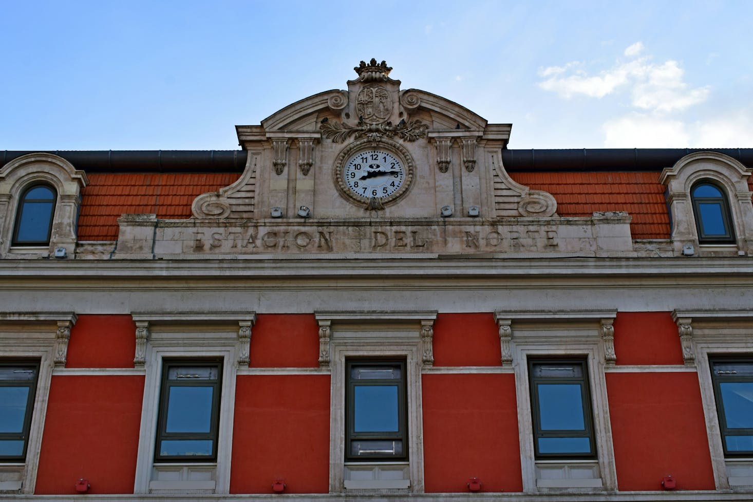 Reloj de la antigua Estación del Norta, actual Príncipe Pío en Madrid.