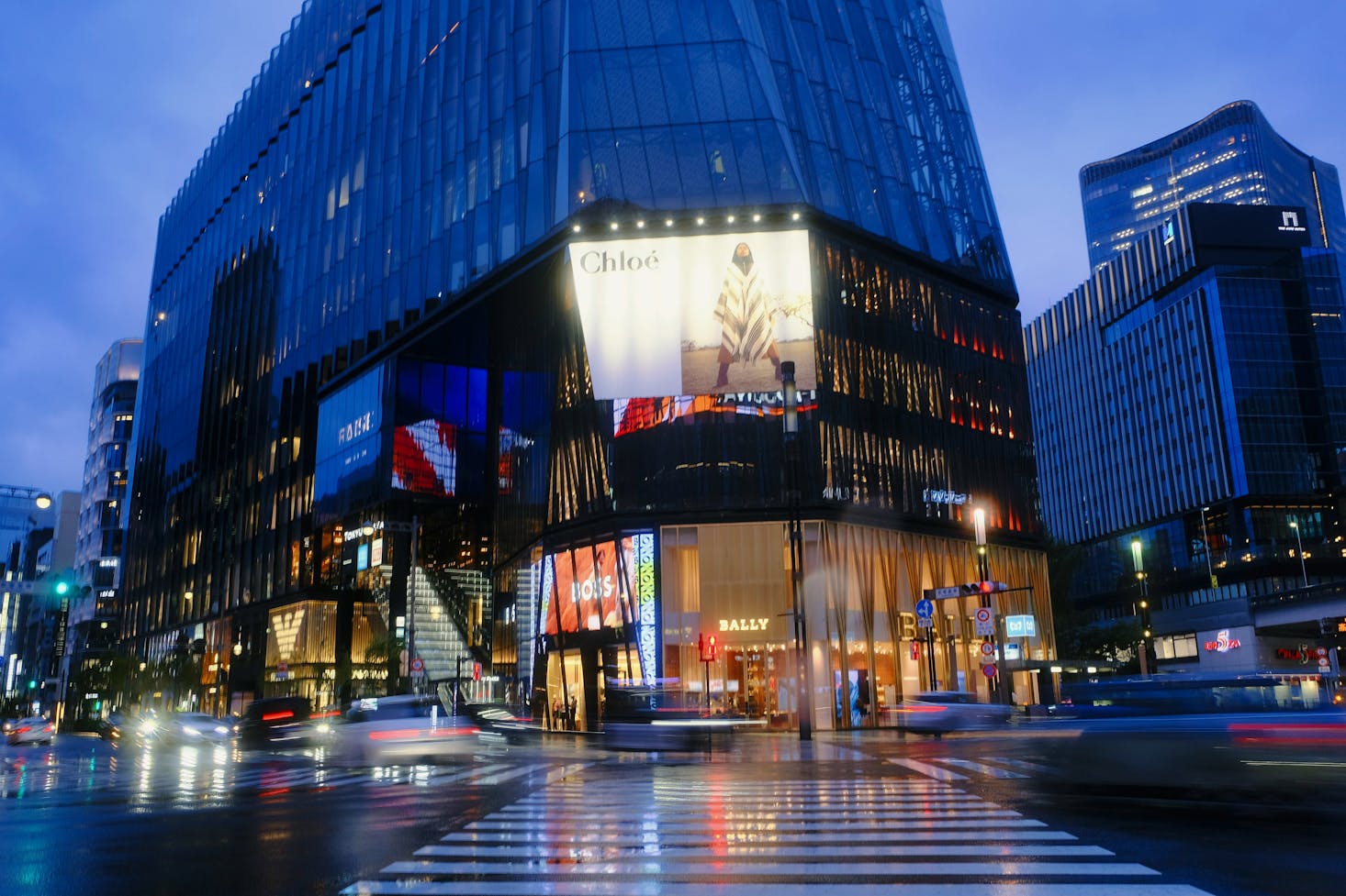 Buildings in the rain in the Yūrakuchō District near Yūrakuchō Station