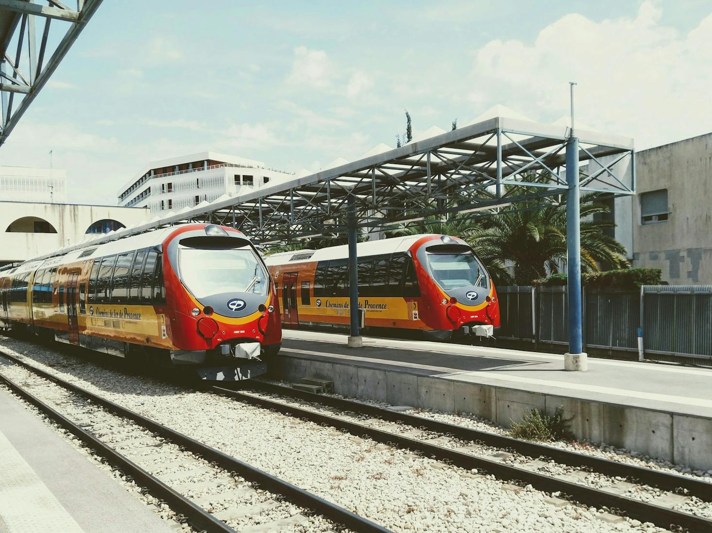 deux trains à la gare dans la côte d'Azur Antibes