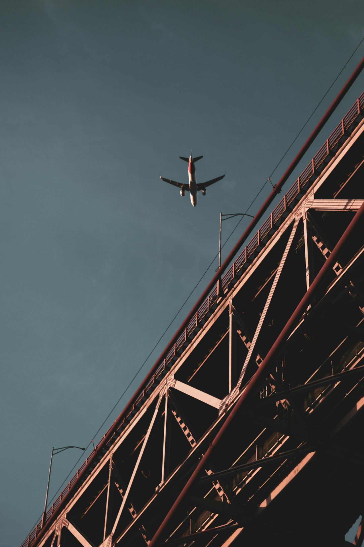 Imagem da 25 de abril, ponte que conecta Feijó a Lisboa, onde há depósito de bagagem da Bounce