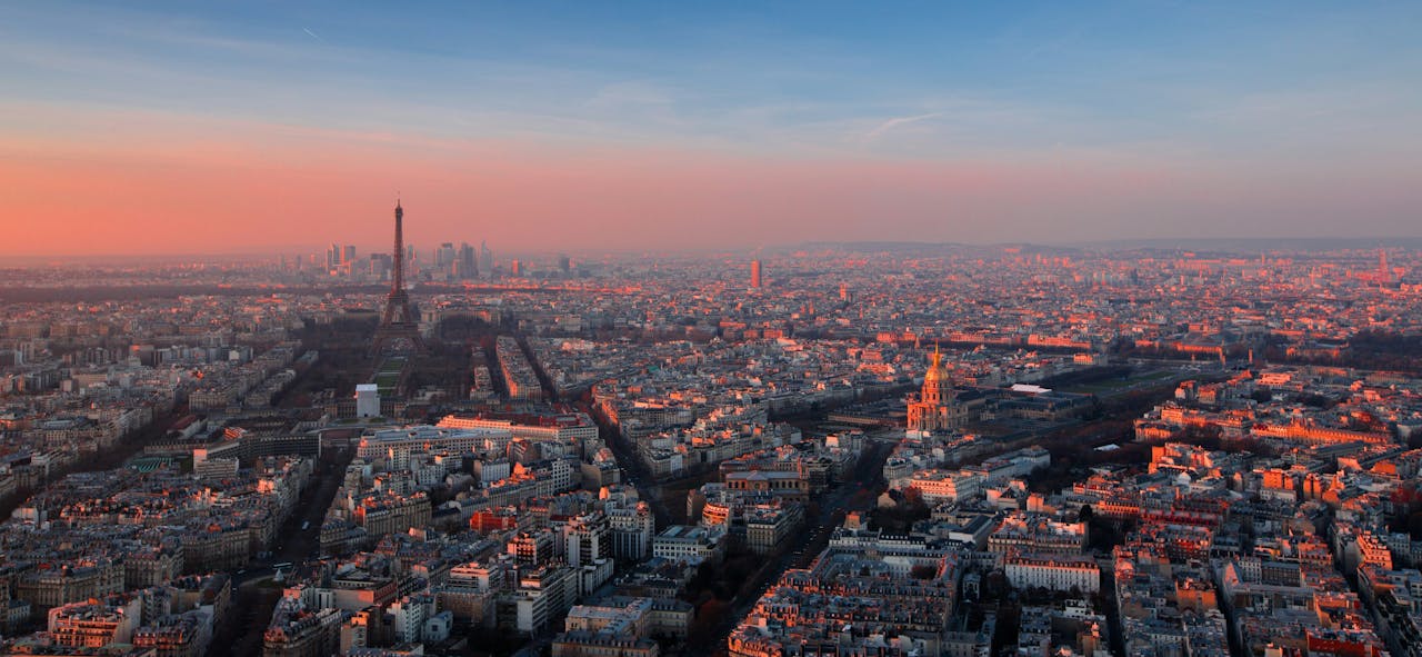 Veduta di Parigi e della Torre Eiffel dall'alto