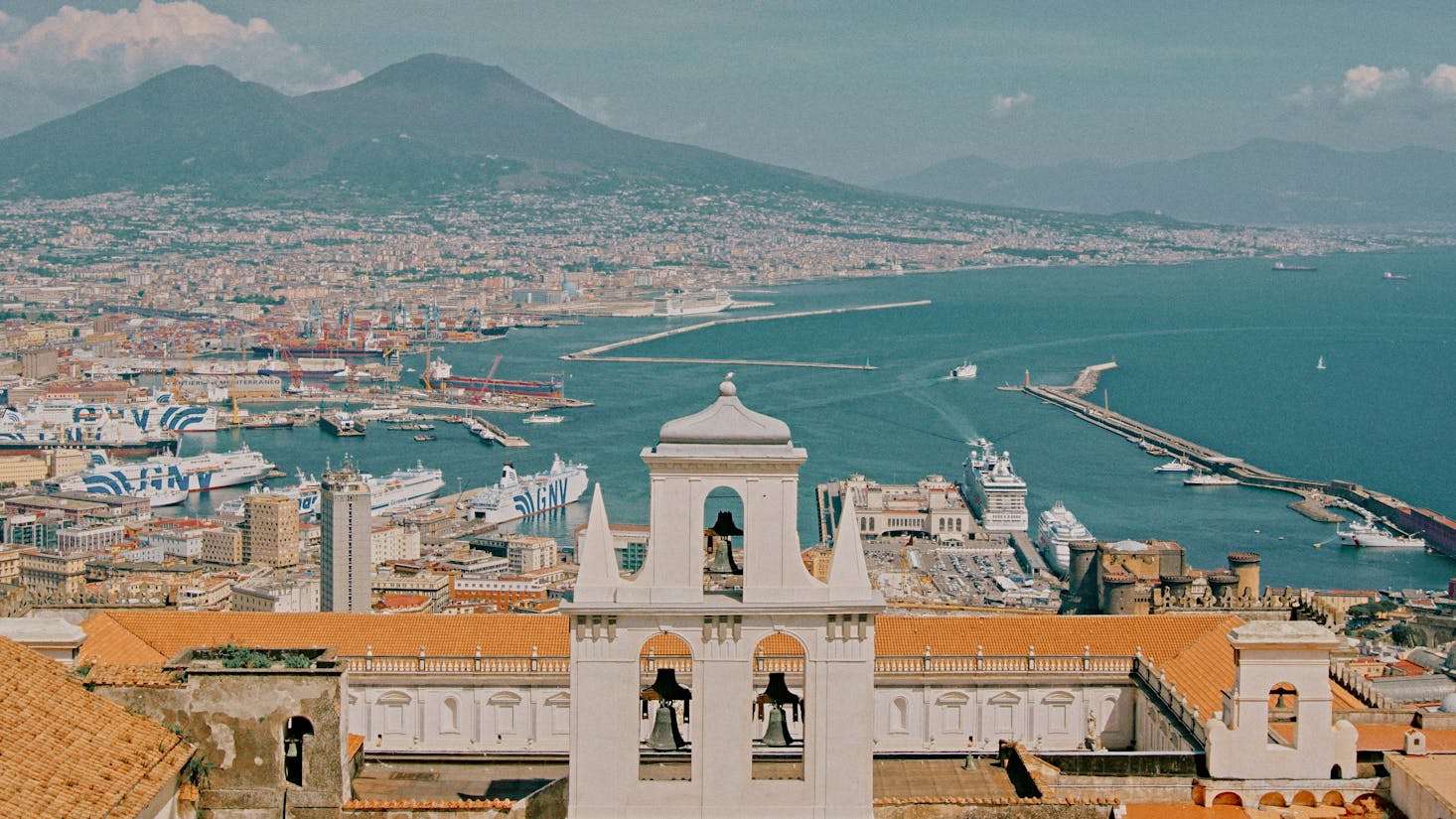 Veduta di Napoli dall'alto, sul golfo e sul Veuvio