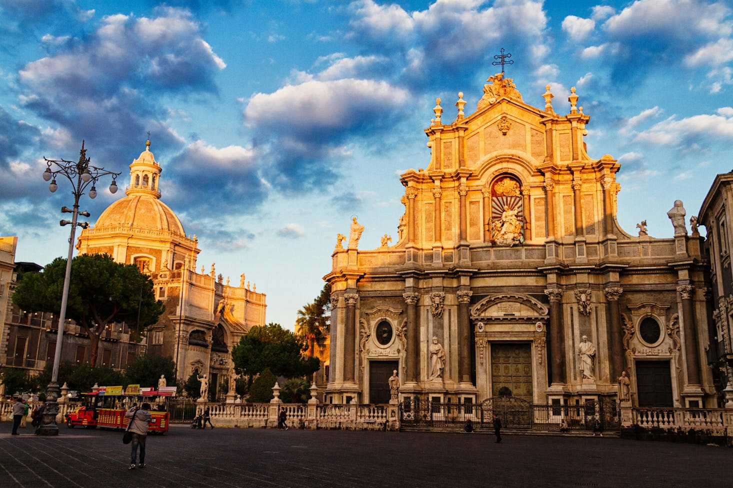 Vista sulla Cattedrale di Sant'Agata a Catania al tramonto