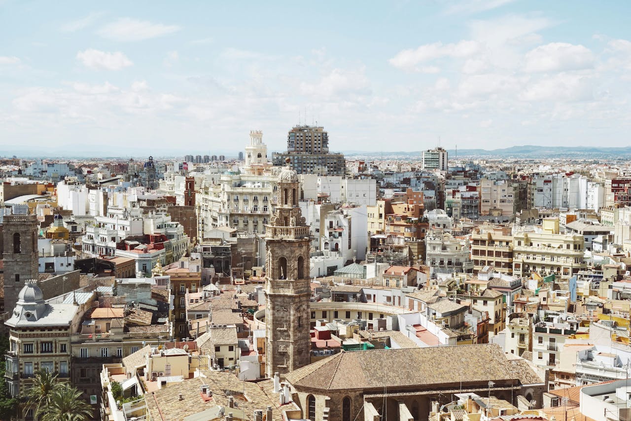 vista dall'alto sul centro di Valencia con campanile