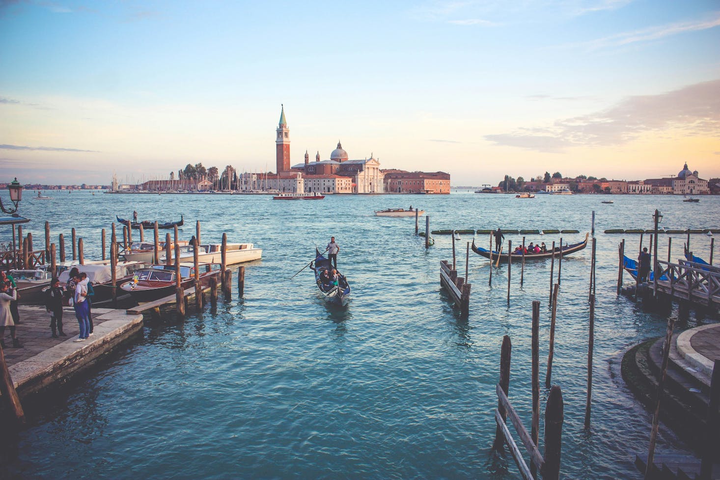 Vista di Venezia sul Canal Grande, con gondole e campanile sullo sfondo