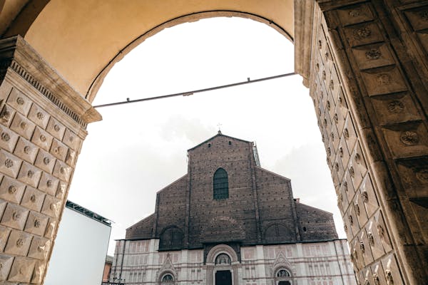 Vista dal portico sulla Basilica di San Petronio a Bologna