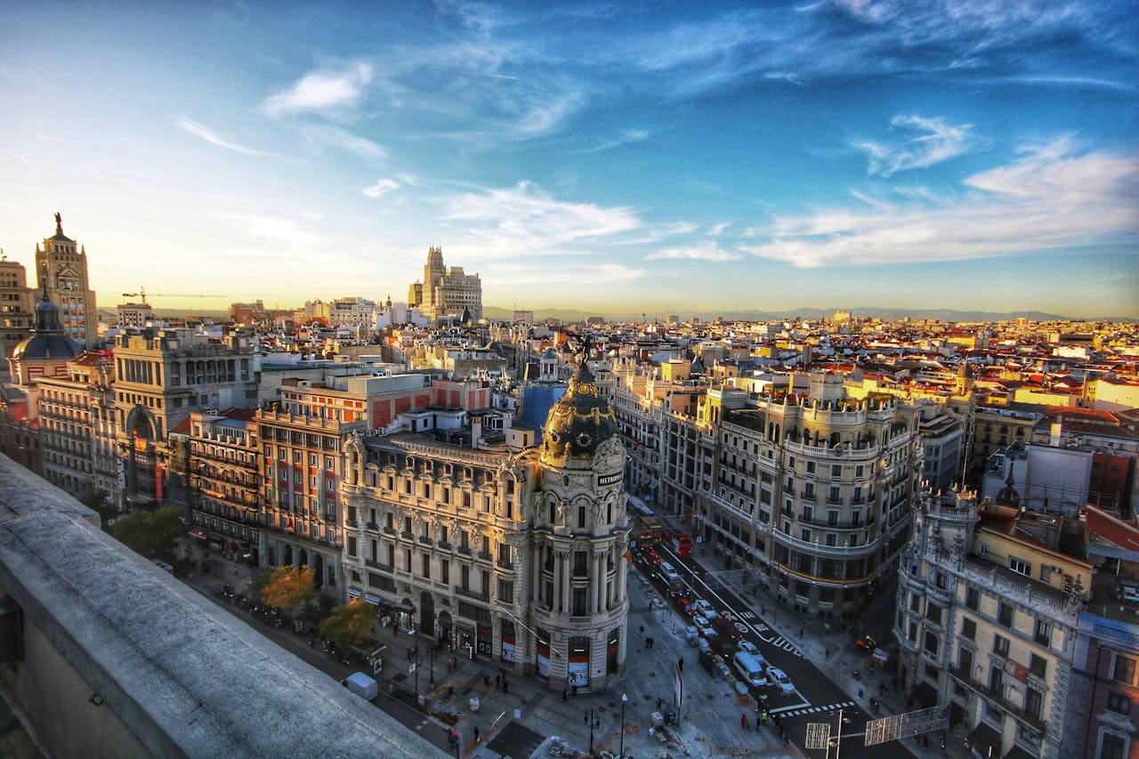 Vista dall'alto di palazzi storici e vie di Madrid, con cielo azzurro 