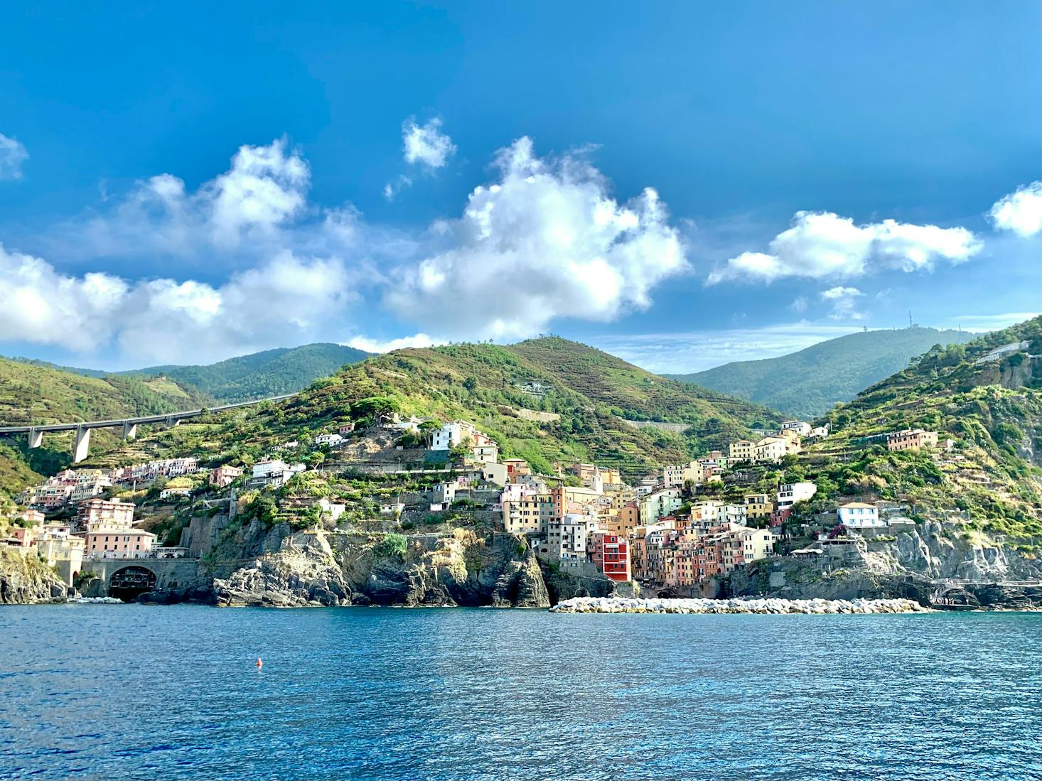 Vista dal mare sulla città di La Spezia, con la case, il porto e i monti sullo sfondo