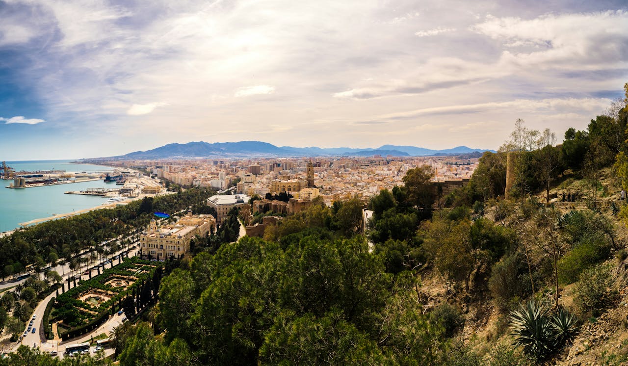 Vista dall'alto sulla città di Malaga, affacciata sul mare e circondata dal verde