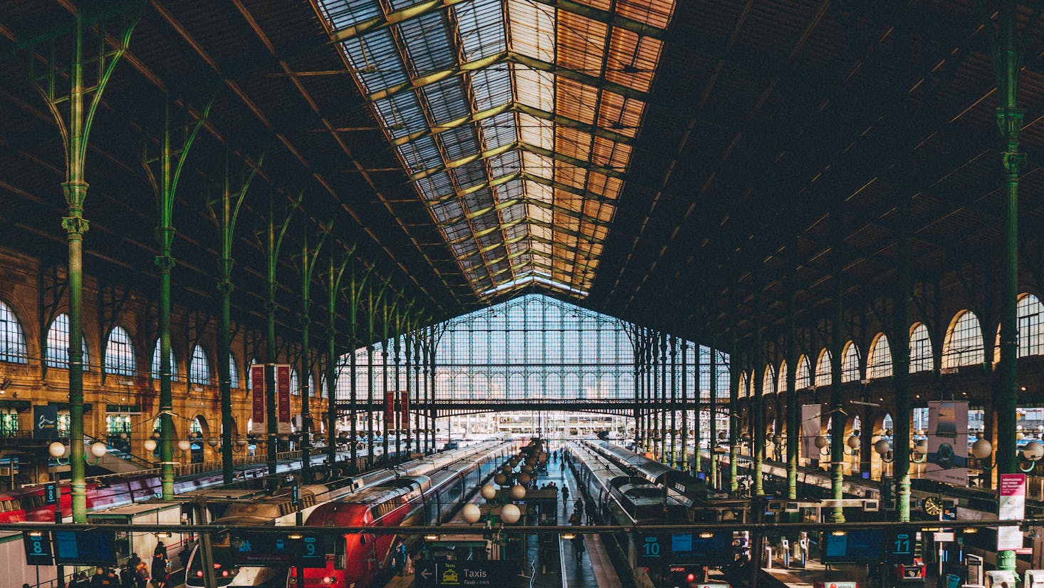 Vista panoramica sull'architettura della stazione di Parigi Gare du Nord, con sui treni in partenza e in arrivo 