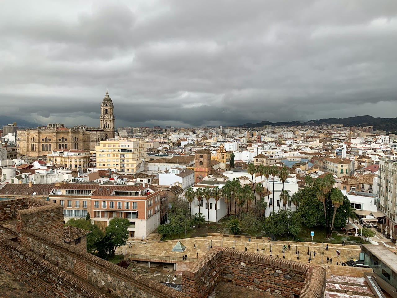 Vue sur la ville de Malaga avec un ciel gris