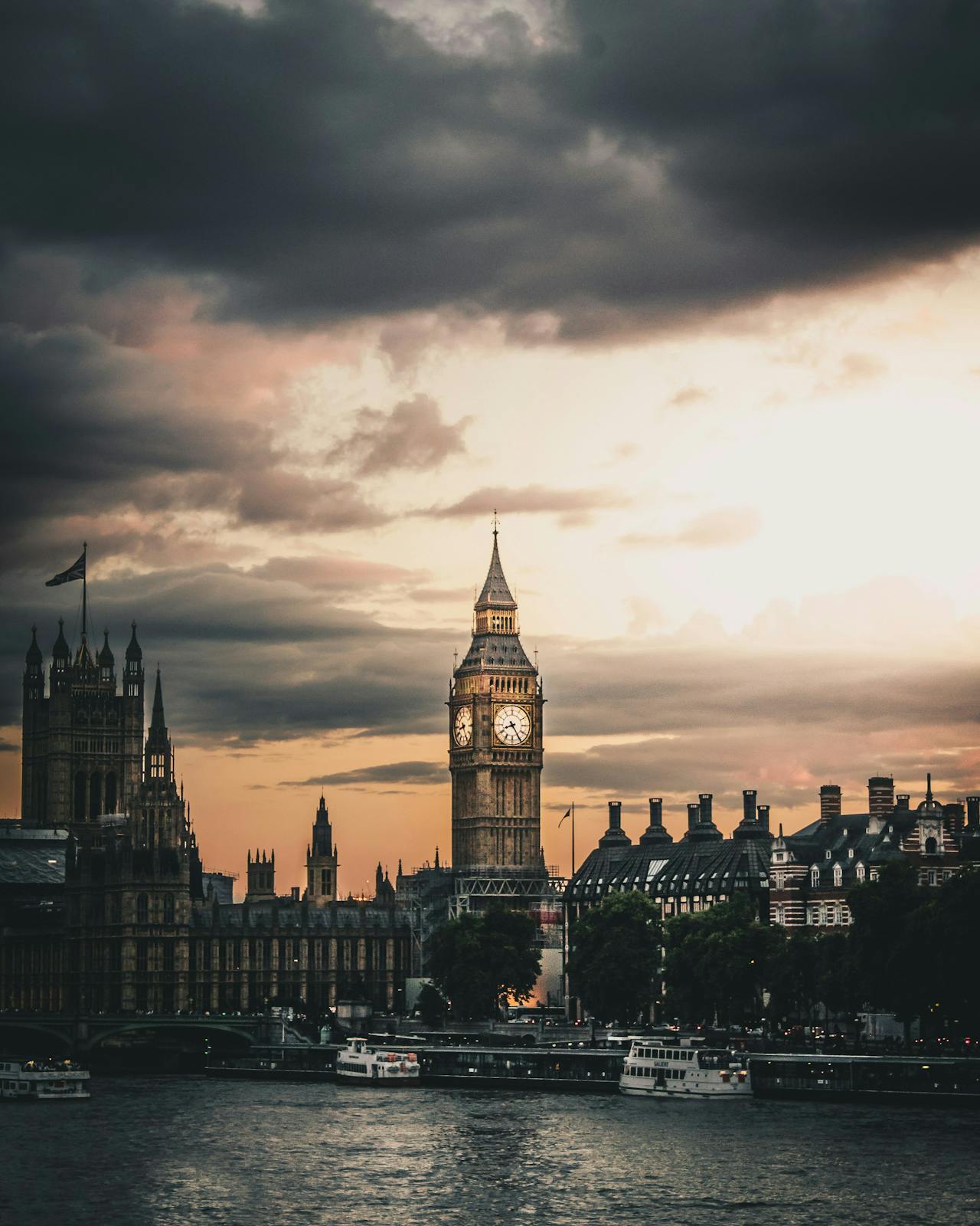 Ciel crepusculaire avec vue sur Big Ben à Londres