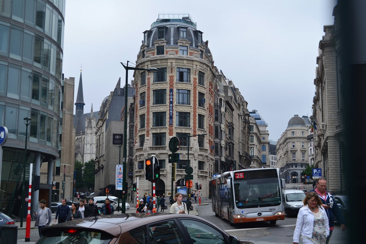 bâtiment présent dans un paysage urbain avec des bus et des voitures à Bruxelles